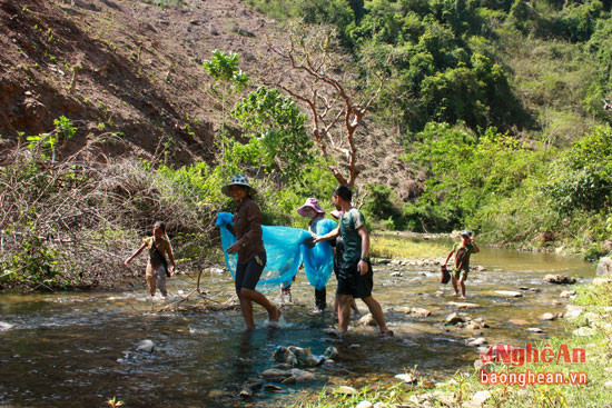 Khắp các khe suối ở miền Tây Nghệ An từ lâu đã gắn bó với cộng đồng các dân tộc vùng cao Nghệ An. Ngoài núi rừng, khe suối là nơi cung cấp thức ăn hàng ngày cho người dân vùng cao.