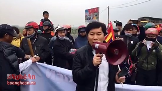 Linh mục Nguyễn Đình Thục kích động giáo dân đi khiếu kiện ngày 14/2/2017. Ảnh tư liệu