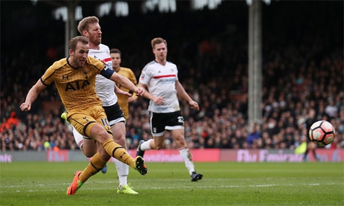 Harry Kane ghi bàn thứ ba, đánh gục ý chí kháng cự của Fulham. Ảnh: Reuters.