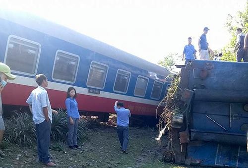 Đoàn tàu khách chạy hướng Nam - Bắc đã tông vào xe ben. Ảnh: Quang Lê.