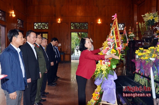 Đồng chí Trương Thị Mai- Ủy viên Bộ Chính trị, Trưởng Ban Dân vận Trung ương dâng lẵng hoa tươi thắm lên Anh linh Chủ tịch Hồ Chí Minh. Ảnh Thanh Lê.