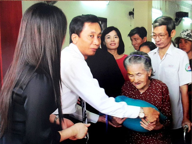 Hiệp sĩ Lê Đức Thịnh trong một lần trao quà cho người nghèo tại TP.HCM