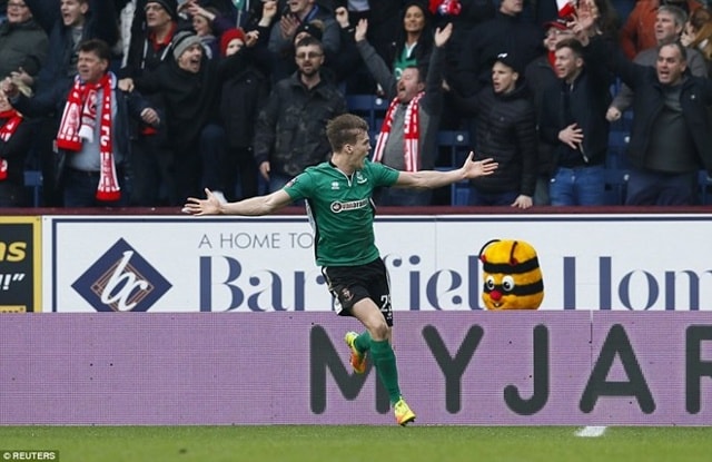 Sean Raggett đưa Lincoln đi vào lịch sử bóng đá Anh. (Nguồn: Reuters)