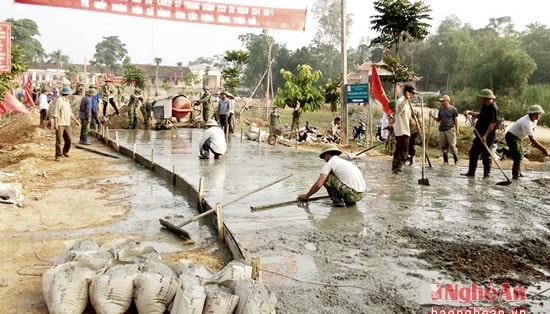 Đồng bào lương - giáo xã Hùng Sơn (Anh Sơn) đoàn kết cùng nhau tham gia làm đường giao thông nông thôn