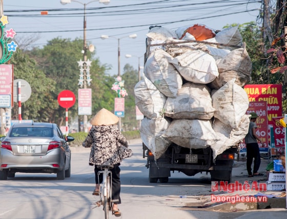 Một chiếc xe chất hàng cồng kềnh đang lưu thông trên đường QL 46 đoạn qua Thị trấn Hưng Nguyên khiến nhiều người đi đường phải e ngại.