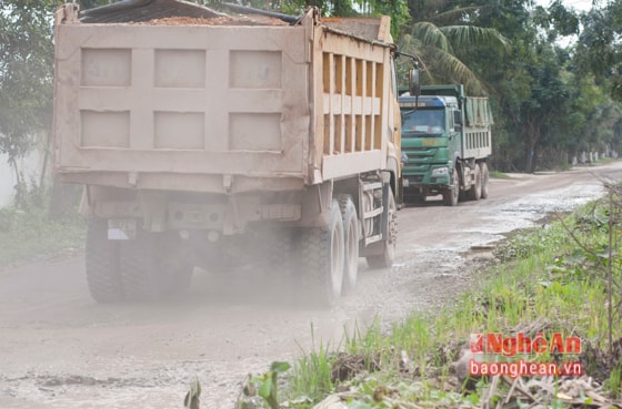 Những chiếc xe cơi nới chở cồng kềnh, quá tải đang là nguyên nhân lớn khiến nhiều con đường xuống cấp nghiêm trọng. Ảnh chụp tại đường Nguyễn Trường Tộ, đoạn qua xóm Trung Mỹ, xã Hưng Đông.