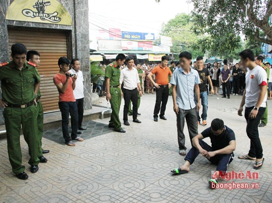 Cơ quan Công an thành phố Vinh thực nghiệm hiện trường vụ hỗn chiến tại quán karaoke Quán Lau, ngày 13/9/2016.