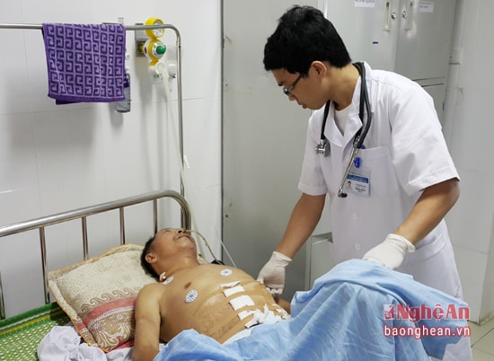 Ông Sầm Bá Dần trú xã Mường Nọc (Quế Phong) - nạn nhân còn sống sót sau vụ án giết người do đối tượng Vi Văn Thắng (SN 1993, người cùng xã) gây ra vào ngày 28/5/2016.