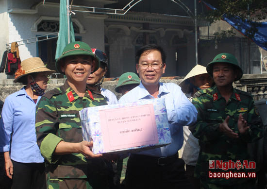 Lãnh đạo huyện Quỳnh Lưu tặng quà động viên các cán bộ, chiến sỹ Trung đoàn 1, Sư đoàn 324. Ảnh: Thanh Toàn