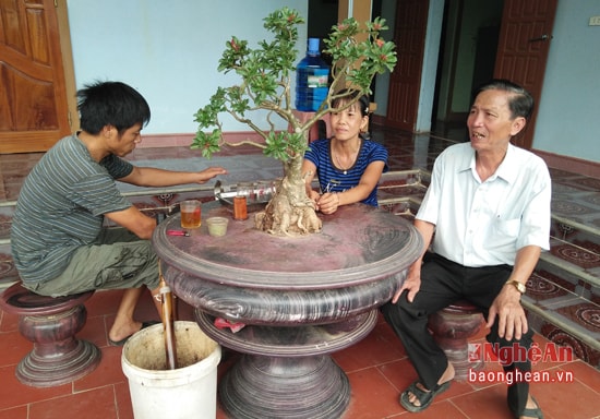 Chị Trường cùng ban cán sự thôn bàn về cách tuyên truyền vận động chị em tham gia sinh hoạt hội