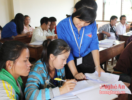 Thanh niên tình nguyện Nghệ An dạy tiếng Việt cho học sinh Xiêng Khoảng (Lào).