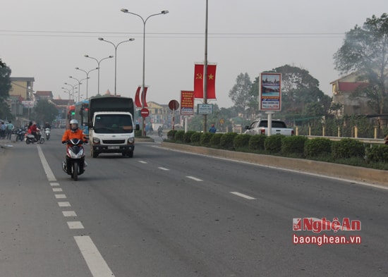 Bê tông nhựa rơi mật độ khá dày suốt đoạn đường dài 3 km. Ảnh: Nhật Tuấn