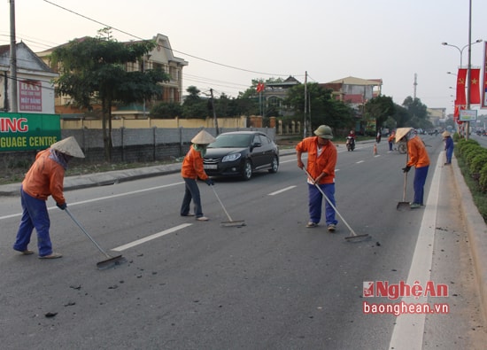 Hạt giao thông Nghi Lộc khẩn trương cử lực lượng đến thu dọn hiện trường. Ảnh: Nhật Tuấn