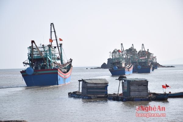 Tàu cá rời bến lạch Quèn vươn khơi. Ảnh: Quang An