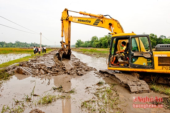 Thực hiện dồn điền đổi thửa xây dựng nông thôn mới ở xã Nghĩa Khánh (Nghĩa Đàn). Ảnh: P.V