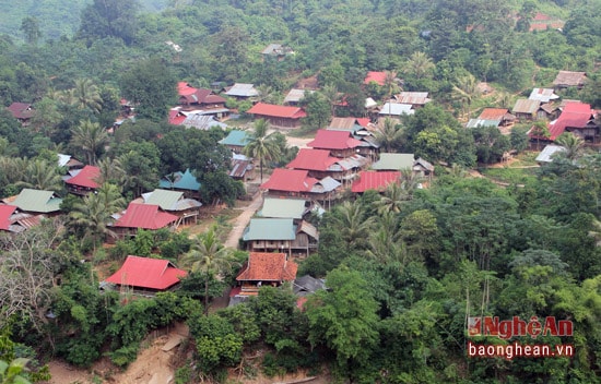 Trên những bản làng ở miền Tây xứ Nghệ, những ngôi nhà sàn đang không chỉ là nét văn hóa đặc sắc mà còn là biểu tượng cho một miền quê trù phú. Trong ảnh: Cảnh bản Yên Hòa, xã Mỹ Lý, huyện Kỳ Sơn (Nghệ An). Ảnh HP.