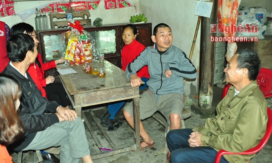  Chủ tịch Hội chữ thập đỏ Nghệ An trao quà Tết và tiền ủng hộ cho gia đình chị Lê Thị Loan ở xóm 4, xã Phúc Sơn. Ảnh: Nguyễn Hải