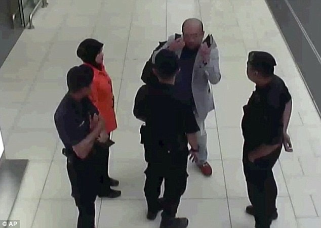 Người được cho là ông Kim Jong-nam (áo xám) vài phút trước khi chết.