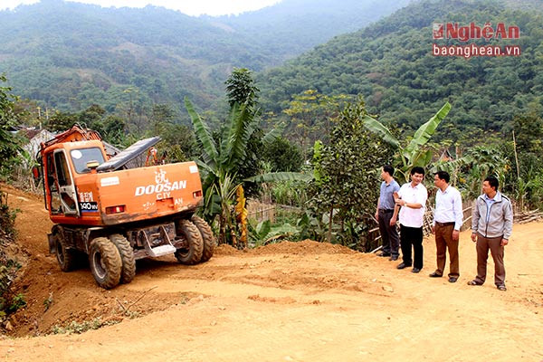 Huyên Tương Dương đang phối hợp với Công ty thủy điện Khe Bố đẩy nhanh thi công, hoàn thiện các công trình hạ tầng. Ảnh Nguyên Sơn