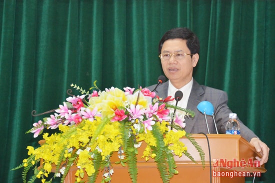 Phát biểu tại Hội nghị, đồng chí Nguyễn Xuân Sơn- Phó Bí thư Thường trực, Chủ tịch HĐND tỉnh nhấn mạnh: Trường Chính trị cần tăng cường mối quan hệ phối hợp với các địa phương, sở, ban, ngành thực hiện tốt công tác đào, tạo, bồi dưỡng cán bộ. Ảnh Thanh Lê.
