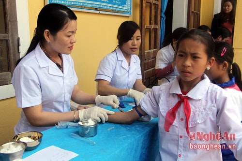 Khám sàng lọc xác định nguy cơ bệnh cho các em học sinh xã Hạnh Dịch. Ảnh: Thành Chung.