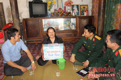 Sư đoàn 324 do Thượng tá Đoàn Xuân Bường- Phó chính ủy Sư đoàn làm trưởng đoàn thăm hỏi, tặng quà cho gia đình ông Trần Thắng Cảnh- Thương binh 2/4. Ảnh: Việt Hùng.