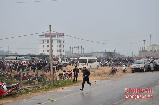 Hành vi ném gạch đá gây thương tích và phá hoại tài sản của những đối tượng tham gia đi khiếu kiện sẽ bị pháp luật trừng trị thích đáng, đúng người đúng tội