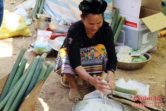 Món cơm lam truyền thống là thực phẩm được ưa chuộng do bàn tay khéo léo của người phụ nữ Thái làm nên.