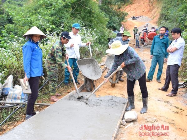 Làm đường giao thông ở bản Na Lượng 1, xã Hữu Kiệm (Kỳ Sơn). Ảnh: Xuân Hoàng