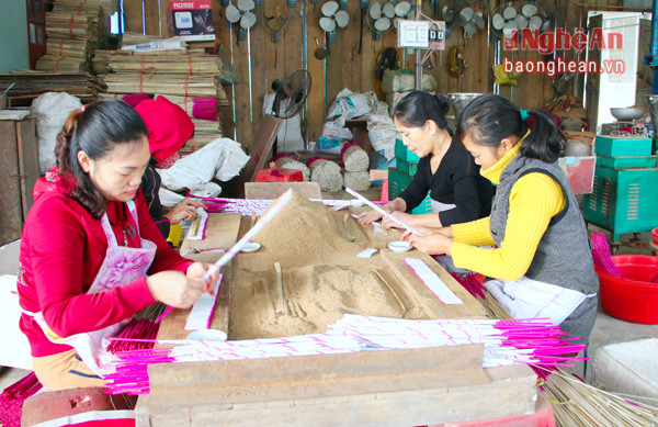 Người dân ở Làng nghề hương trầm Thị trấn Tân Lạc (Quỳ Châu) sản xuất hương quanh năm để phục vụ nhu cầu tiêu thụ của thị trường trong cả nước. Ảnh Quỳnh Lan