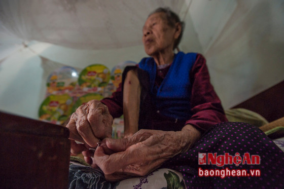 Bà Đào Thị Nguyên (xã Sơn Hải, Quỳnh Lưu) là bệnh nhân cao tuổi nhất đang trú tại “xóm chạy thận”. Ảnh: TC