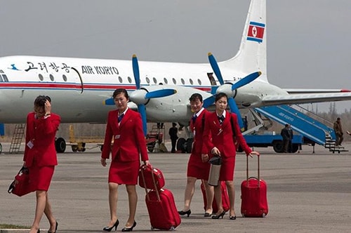 Các tiếp viên và máy bay của hãng Air Koryo