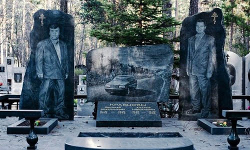 Khác với những ngôi mộ thông thường, nghĩa trang chôn cất mafia Shirokorechenskoe nổi tiếng với những ngôi mộ khá đặc biệt.