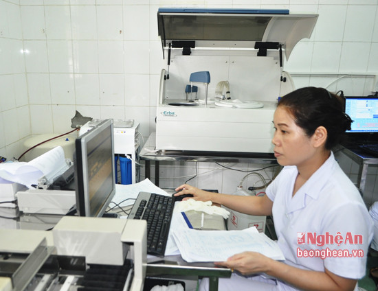 Bệnh viện Đa khoa thành phố Vinh đưa máy xét nghiệm tự động vào hoạt động, đáp ứng nhu cầu dichh vụ y tế cao cho người dân