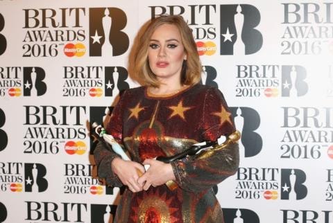 Adele tại Lễ trao giải Brit 2016. Ảnh: Vogue
