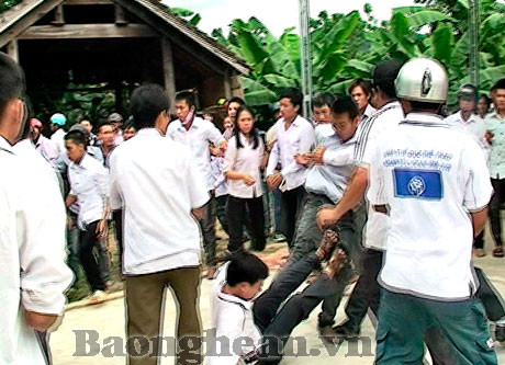 Nguyễn Đình Thục kích động người dân gây rối tại giáo xứ Quan Lãng năm 2012