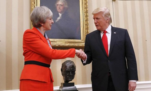 Tổng thống Mỹ Donald Trump bắt tay Thủ tướng Anh Theresa May tại Phòng Bầu dục ở Nhà Trắng hôm 27/1. Ảnh: AP
