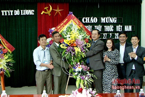 Đồng chí Lê Minh Thông cùng lãnh đạo UBMTTQ tỉnh, Sở Y tế Nghệ An tặng hoa chúc mừng Trung tâm Y tế huyện Đô Lương.