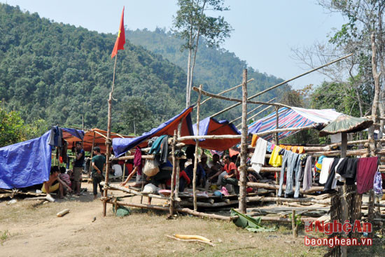 Công trường ở xa bản nên không thể đi về, bà con phải dựng lán để nghỉ đêm và nghỉ trưa.