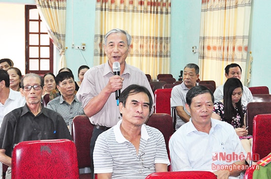 Người dân đóng góp ý kiến tại hội nghị tiếp xúc cử tri do MTTQ thành phố Vinh tổ chức. Ảnh: Mai Hoa