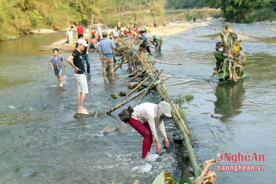Hiện nay, các khe suối ở miền Tây Nghệ An đang vào mùa nước cạn và cũng là lúc các loài cá sinh sôi nảy nở, hàng trăm người dân ở bản Xoóng Con (xã Lưu Kiền - Tương Dương) đổ xô ngăn suối bắt cá mát, nòng nọc.