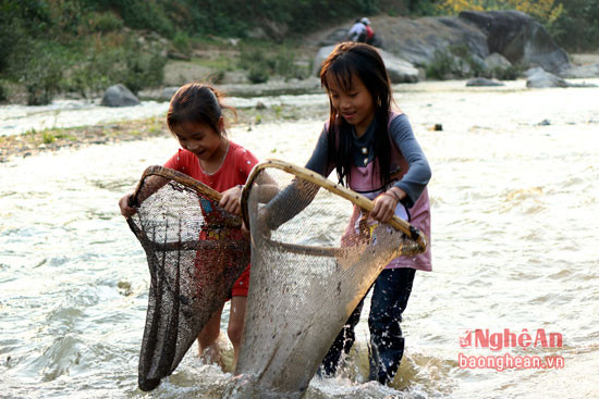 Những đứa trẻ nơi đây cũng rất thành thạo trong việc xúc cá, nòng nọc.