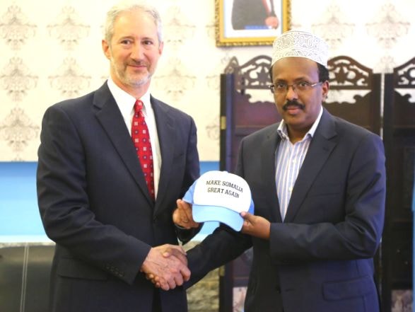 Đại sứ Mỹ tại Somalia trong buổi tiếp kiến với tân Tổng thống Somalia, Mohamed Abdullahi Mohamed - một cựu viên chức Mỹ.Ảnh: SHM