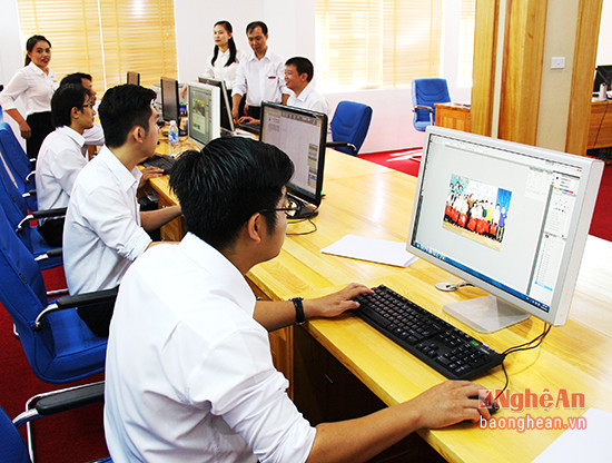 Nhân viên phòng Xuất bản và phòng Kỹ thuật - Báo Nghệ An phối hợp thực hiện quy trình xuất bản theo đề án hội tụ. Ảnh: Phan Toàn