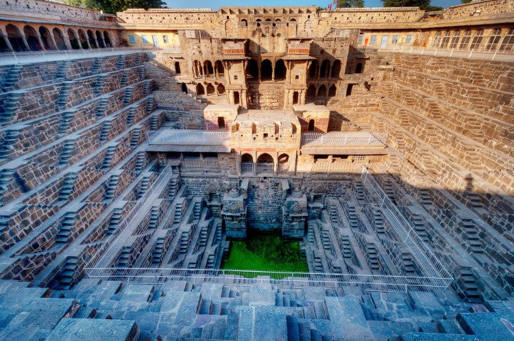 Chand Baori ở Ấn Độ là một kiệt tác nổi tiếng thế giới. Nằm ở làng Abhaneri gần Jaipur, bang Rajasthan, giếng nước Chand Baori sâu 30m với 13 tầng và 3.500 bậc thang. Các chuyên gia suy đoán giếng nước Chand Baori được xây dựng vào thế kỷ thứ 9 - 11. Đây là một trong những giếng nước lớn nhất, sâu nhất và lâu đời nhất thế giới.