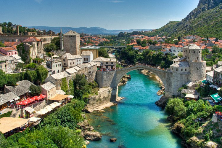 Cầu Stari Most thành phố Mostar (Cộng hòa Bosnia và Herzegovina) nổi tiếng thế giới được UNESCO đưa vào danh sách Di sản Thế giới của năm 2005. Hàng năm, rất nhiều người đến cầu Stari Most để thực hiện màn 