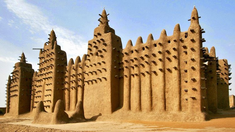 Great Mosque ở Djenné, Mali là một trong những kiệt tác thế giới có thể bạn chưa biết. Nhà thờ Lớn (Great Mosque) ở Mali - công trình được UNESCO công nhận là Di sản Thế giới năm 1988. Great Mosque nổi tiếng thế giới bởi đây là công trình lớn nhất thế giới được xây dựng hoàn toàn từ bùn và đất với diện tích bề mặt lên tới 5.625km2.