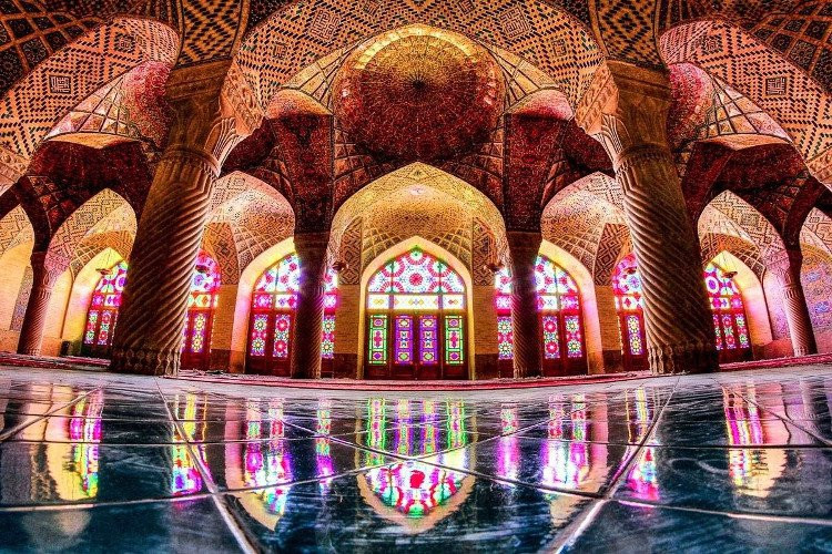 Nhà thờ Hồi giáo Sheikh Lotfollah nằm ở Iran, là kiệt tác của kiến trúc sư Iran Safavid. Công trình tráng lệ này được xây dựng từ năm 1602 - 1619. Điều thú vị là nhà thờ Sheikh Lotfollah không có bất cứ ngọn tháp và kích thước nhỏ hơn so với những nhà thờ Hồi giáo khác. Nguyên nhân là vì nhà thờ Hồi giáo này được xây dựng dành riêng cho triều đình chứ không phải dành cho công chúng.