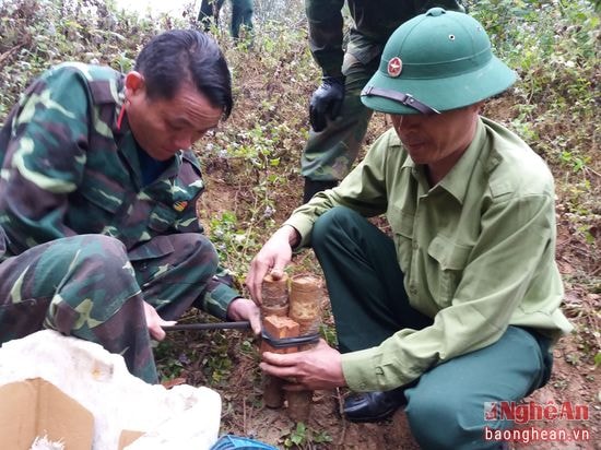 Tiến hành bốc gỡ bom, mìn để đưa đi tiêu hủy.