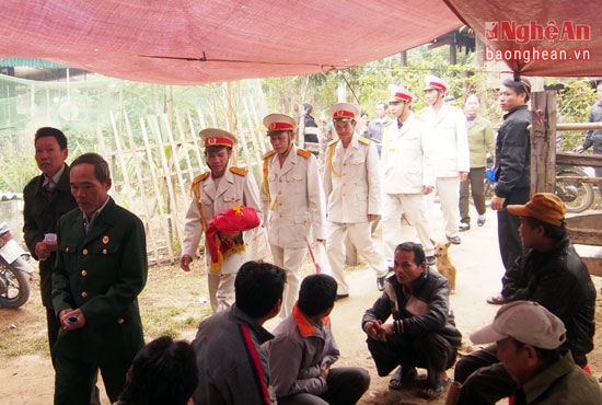 Người dân trong bản đến chia buồn cùng gia đình ông Lương Văn Tuyên.